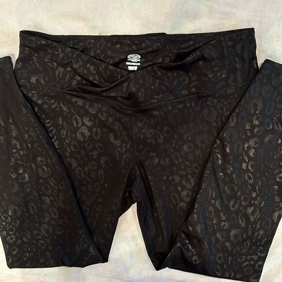 Athletic Works Black & Black Embossed Yoga Pants Size 3X Fitness Workout - Picture 1 of 9